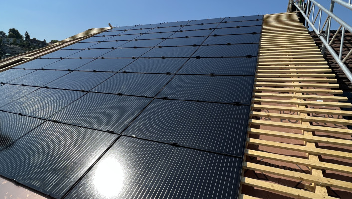 Indach Photovoltaikanlage PV Anlage Delsbergeralle Basel