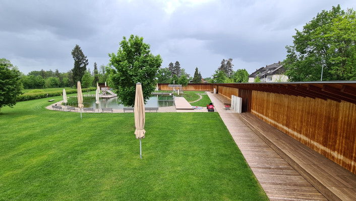 Montagebau Holz_Terassendeck_Naturbad Riehen