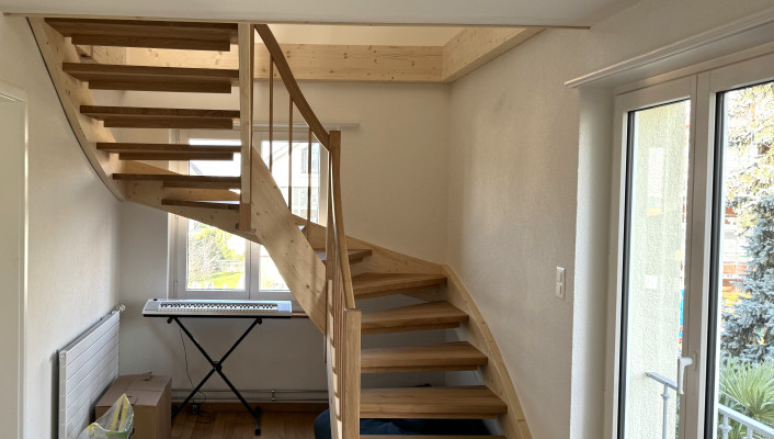 Eichentreppe eingestemmt halbgewunden Geschosstreppe_Holzbau